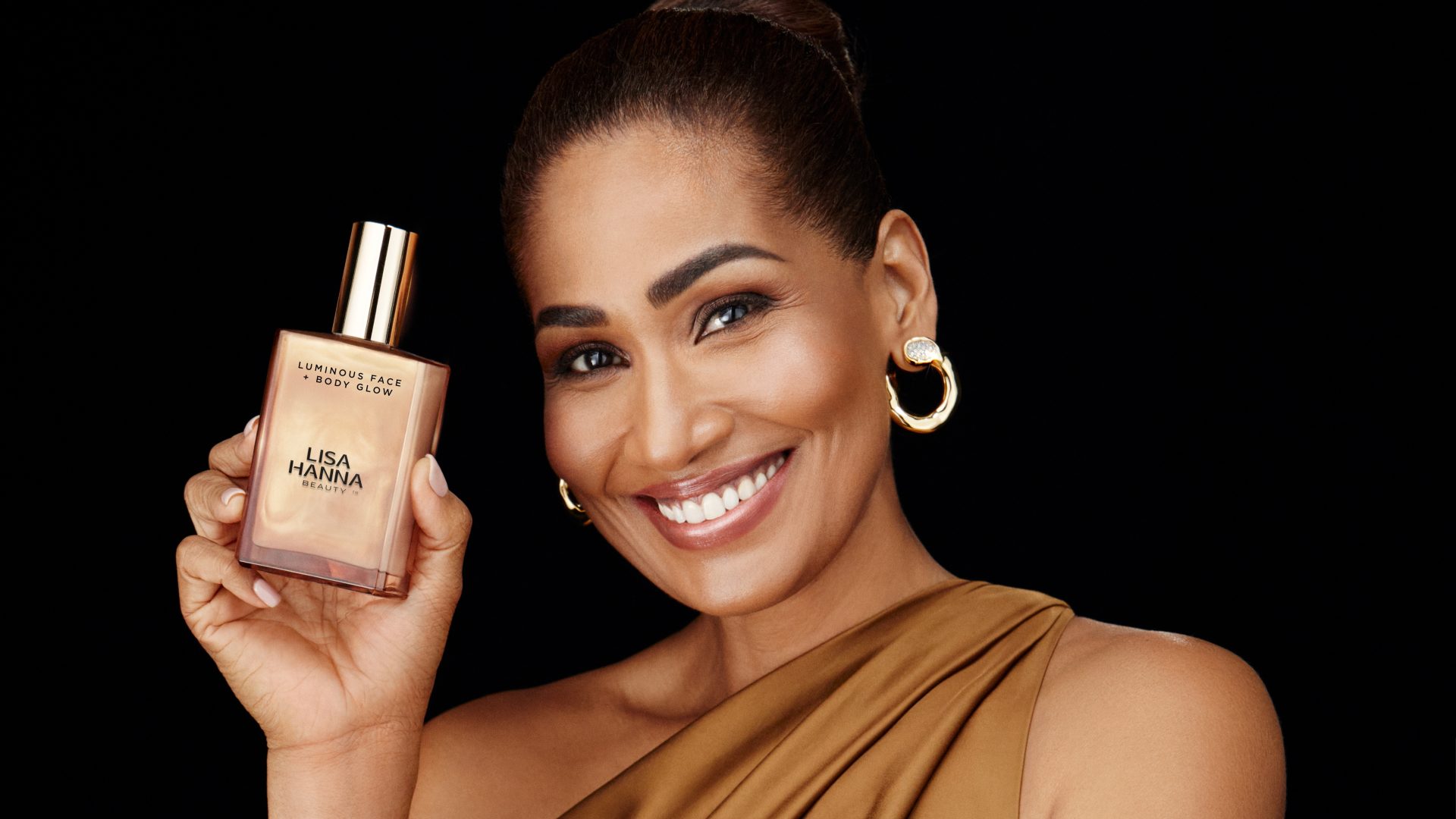 Lisa-HAnna-holding-the-luminous-face-and-body-glow